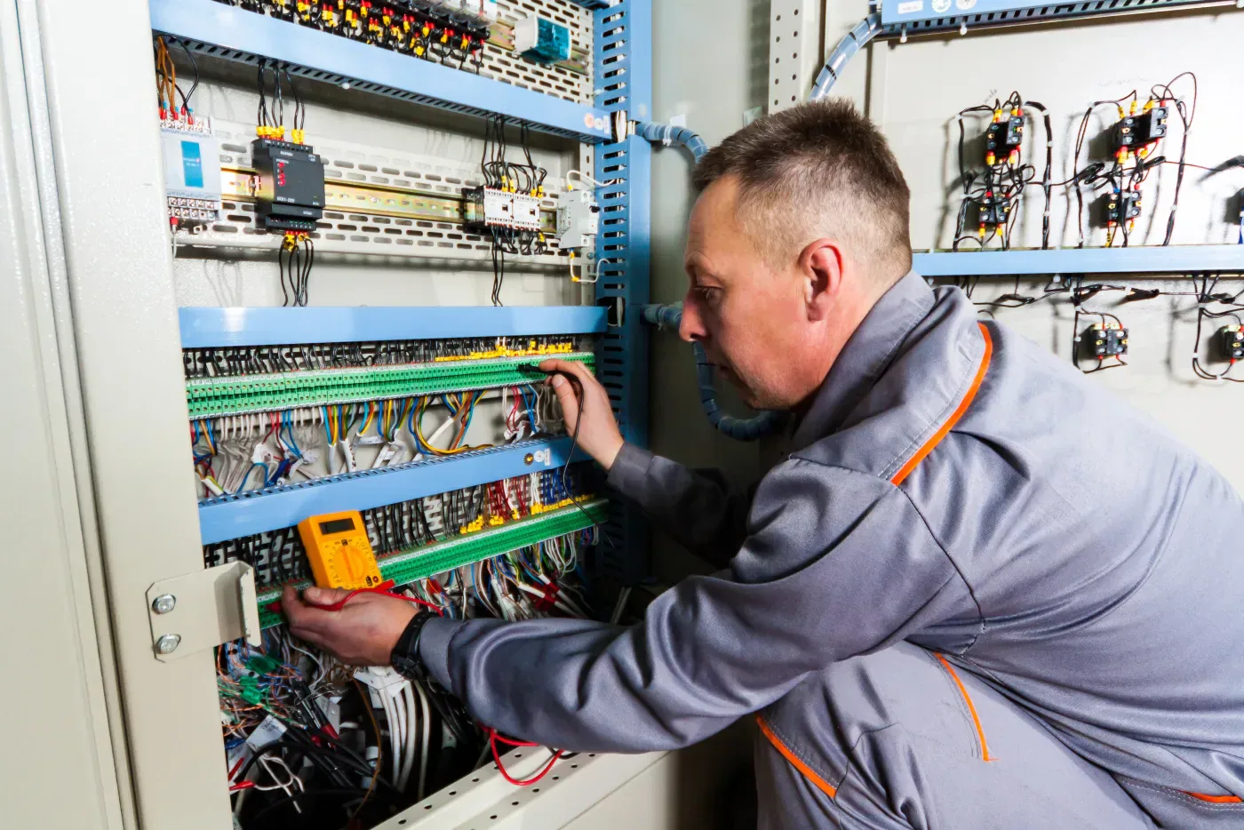 Électricien de dépannage d'urgence intervenant sur un tableau électrique