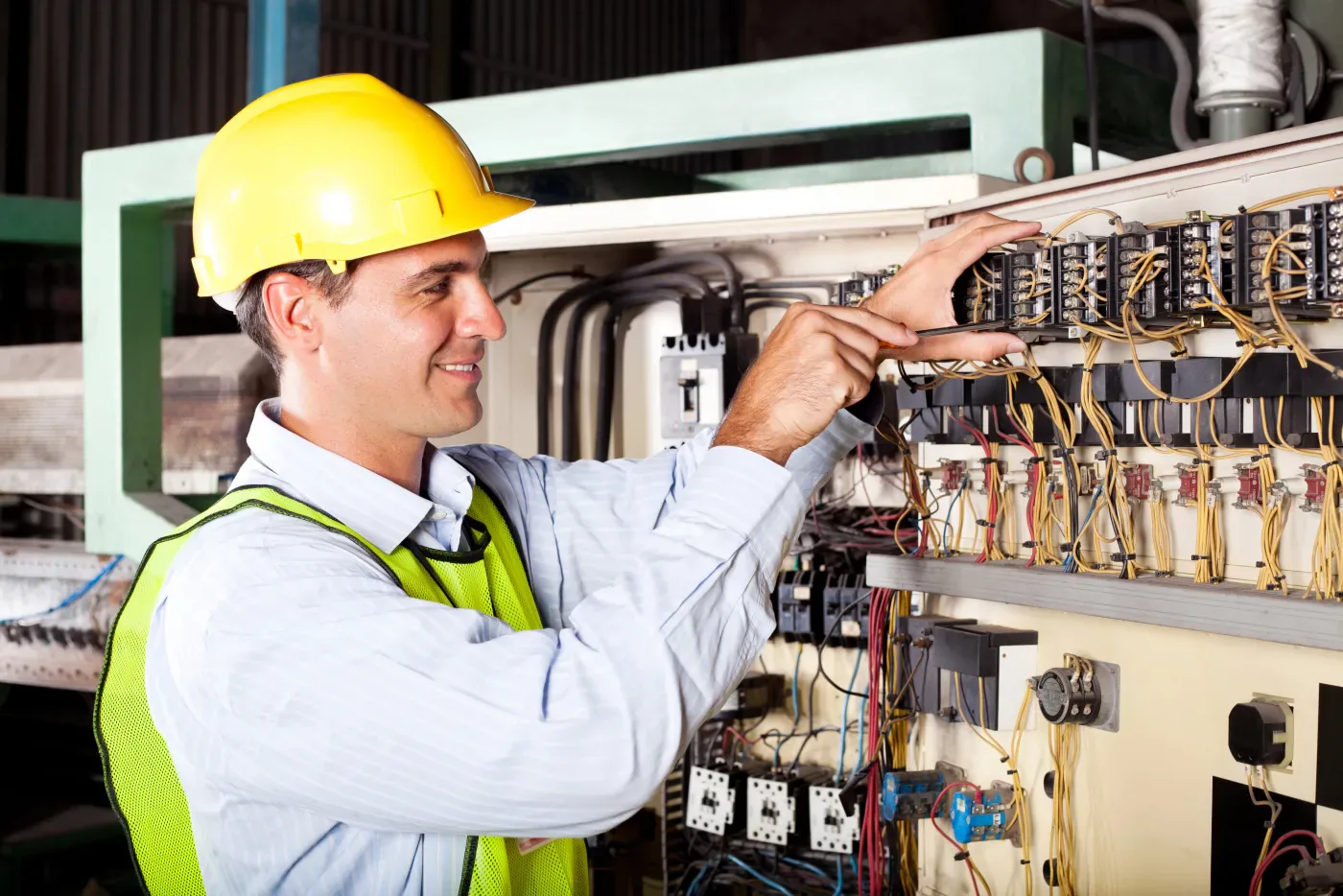 Électricien de dépannage vérifiant un tableau électrique en urgence